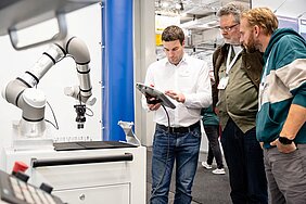 Besucher zeigen sich auf dem GDW-Stand auf der EMO 2025 interessiert