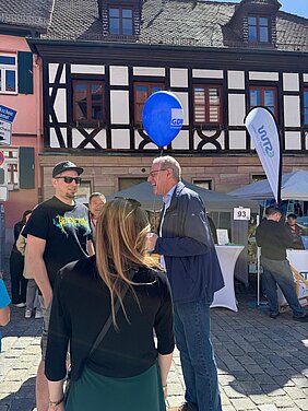 German Hacker auf der Ausbildungsbörse Erster Bürgermeister German Hacker von Herzogenaurach mit GDW-Luftballon