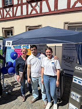 GDW bei der Ausbildungsbörse in Erlangen-Höchstadt GDW Team vor dem Infostand auf der Ausbildungsbörse
