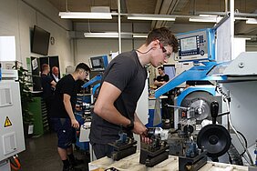 Drehwettbewerb GDW-Cup Polymechaniker an einer GDSW Drehmaschine