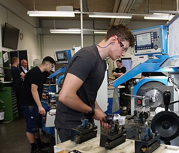 Polymechaniker an einer GDSW Drehmaschine