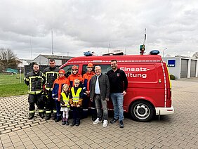 Spende an die FF Hoechstadt von GDW Gruppenbild FF Hoechstadt mit Hans Ort GDW