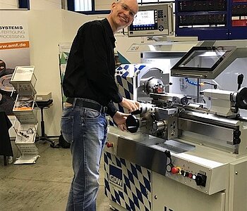 Anwender an einer GDW-Drehmaschine