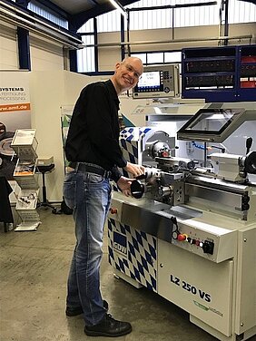 GDW auf der FPS-Messe Anwender an einer GDW-Drehmaschine